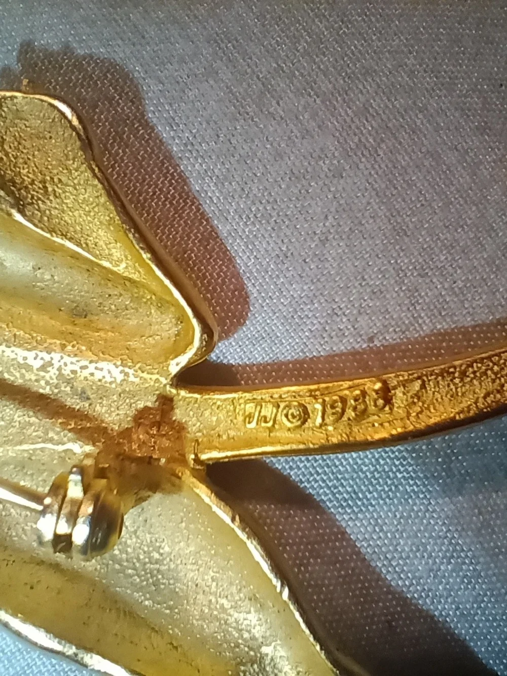 Vintage Gold-Tone Flower Brooch Pin - Gold